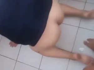Cặp đôi sinh viên lén "đi ngoài" trong nhà vệ sinh trường học