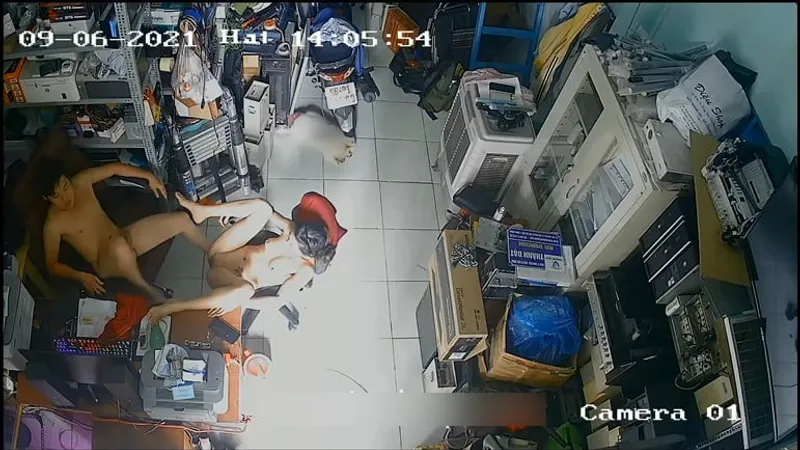 Vợ ông chồng xxx nhau trong của hàng máy tính
